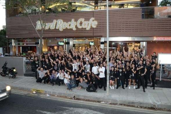 Η ομάδα του Hard Rock Cafe στη Λευκωσία μαζεμένη έξω από το εστιατόριο
