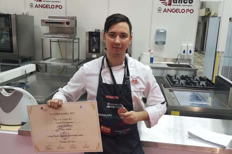 Ο Ευγένιος Χαραλάμπους κρατά το πιστοποιητικό του στον διαγωνισμό HO.RE.CA Gastronomia 2019