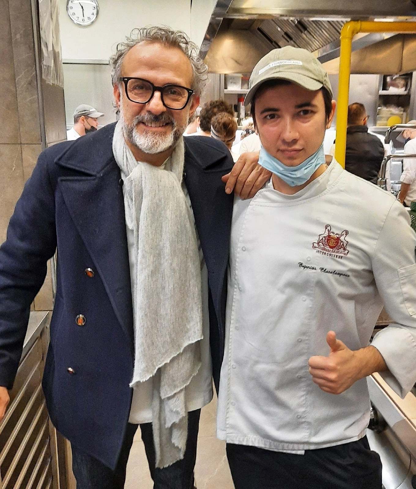 Ο Ευγένιος Χαραλάμπους με τον σεφ Massimo Bottura στην κουζίνα της Osteria Francescana