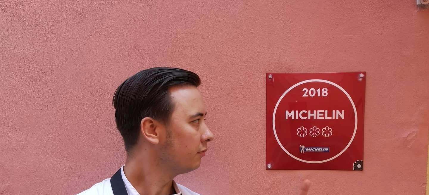 Евгений Хараламбус указывает на трёхзвёздную табличку Michelin 2018 года в Osteria Francescana в Модене