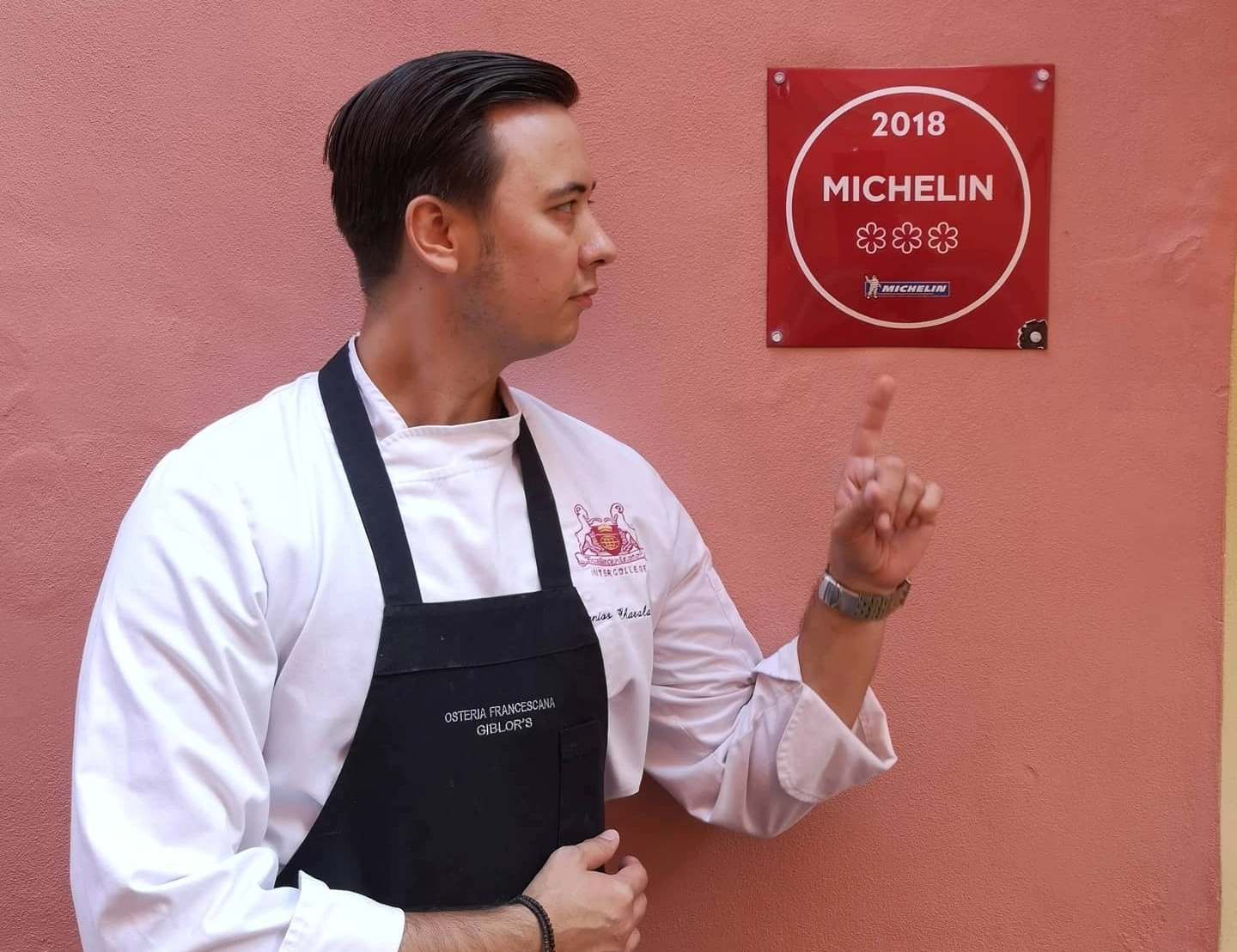 Евгений Хараламбус указывает на трёхзвёздную табличку Michelin 2018 года в Osteria Francescana в Модене