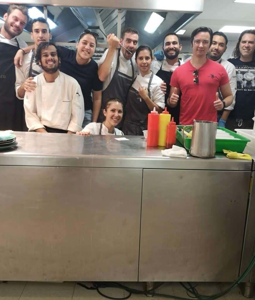 Ομάδα κουζίνας μαζεμένη σε μια επαγγελματική κουζίνα στο Σαν Σεμπαστιάν
